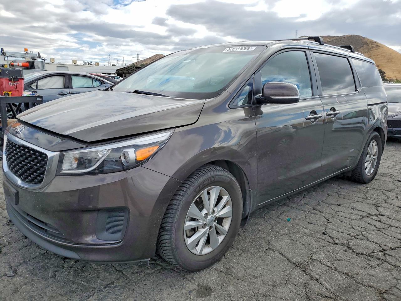 Salvage Kia Sedona Image