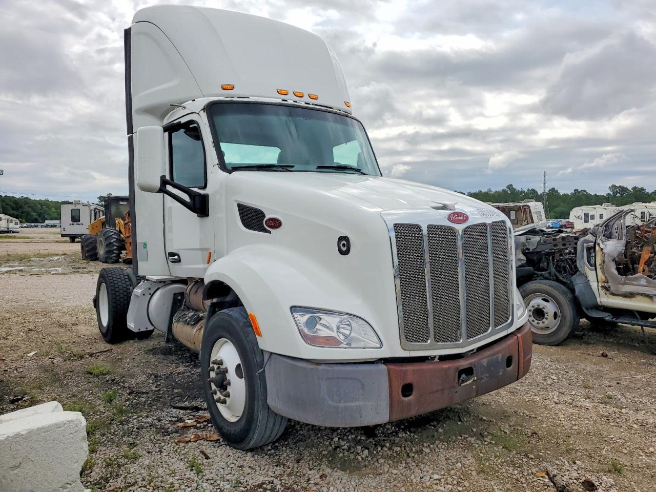 Salvage Peterbilt 579 Image