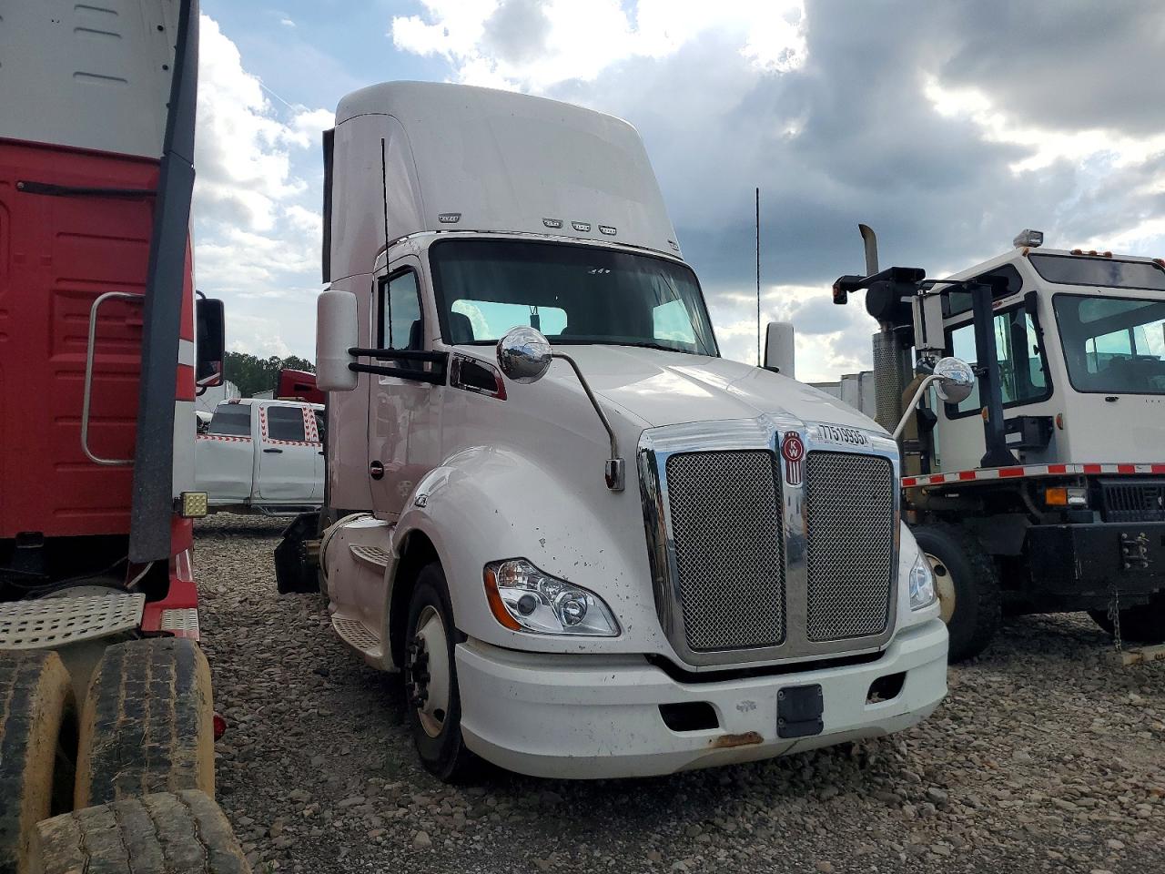 Salvage Kenworth Constructi Image