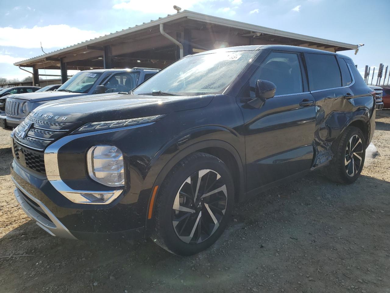 Salvage Mitsubishi Outlander Image