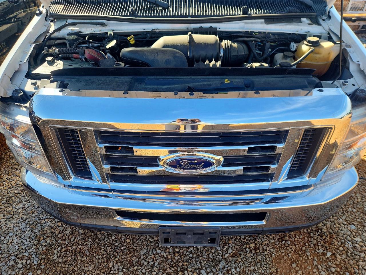 Ford Econoline E450 Super Duty Cutaway Van
