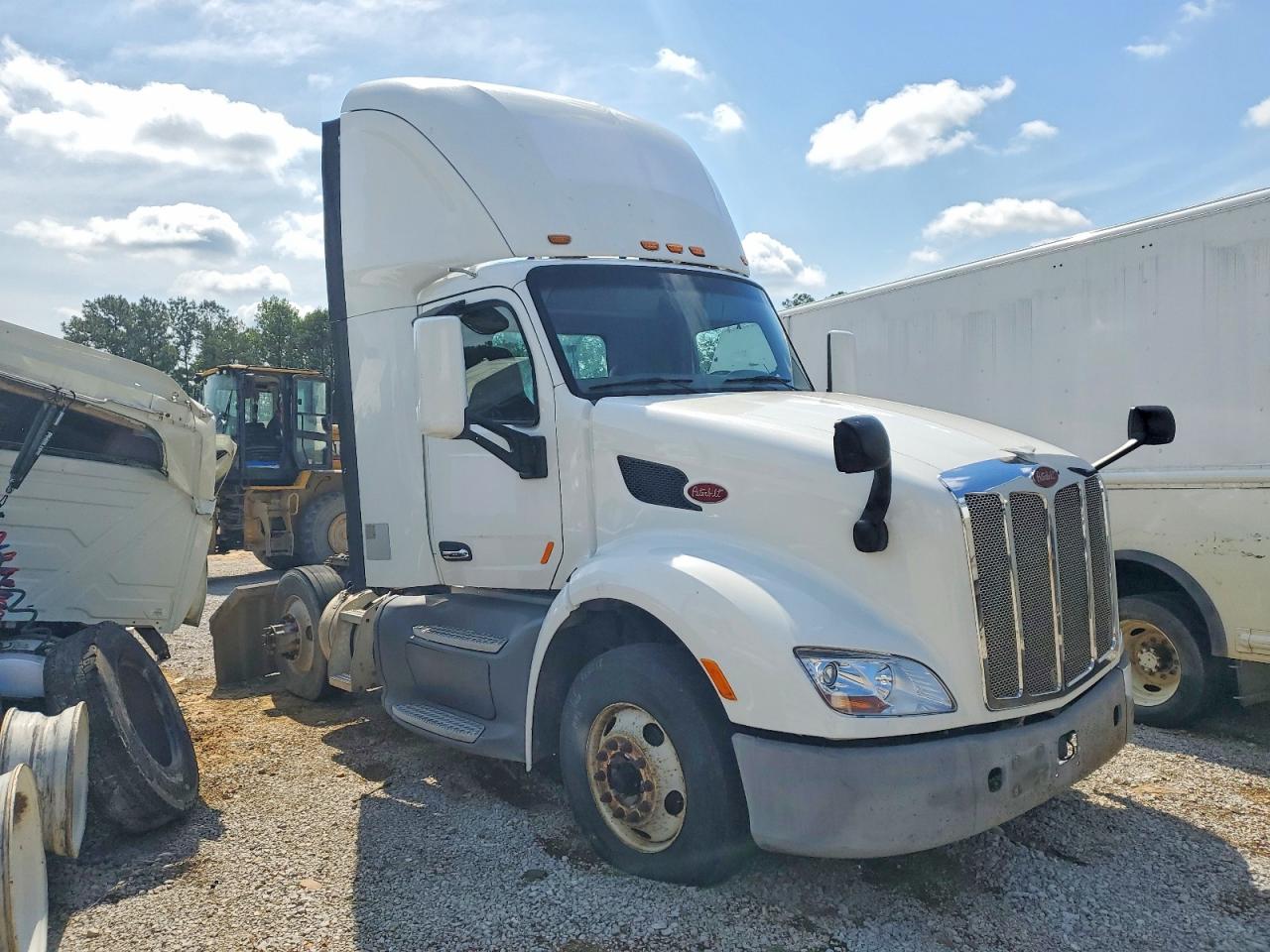 Salvage Peterbilt 579 Image