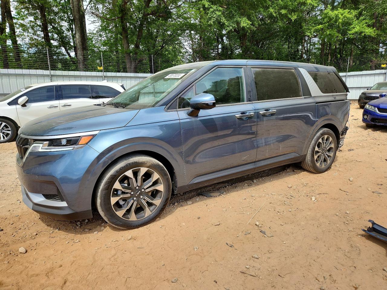 Salvage Kia Carnival Image