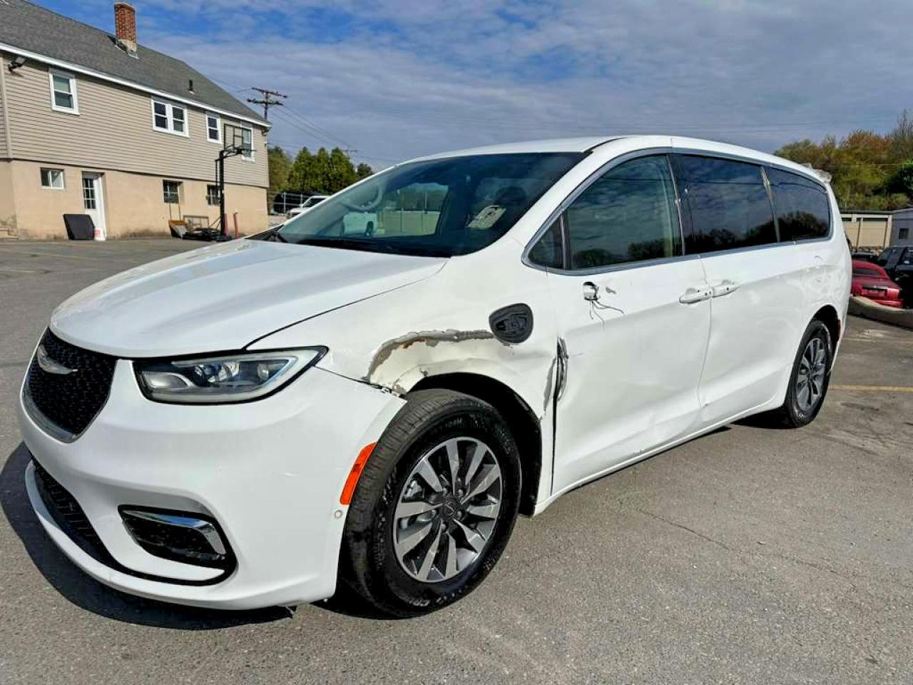 Salvage Chrysler Pacifica Image