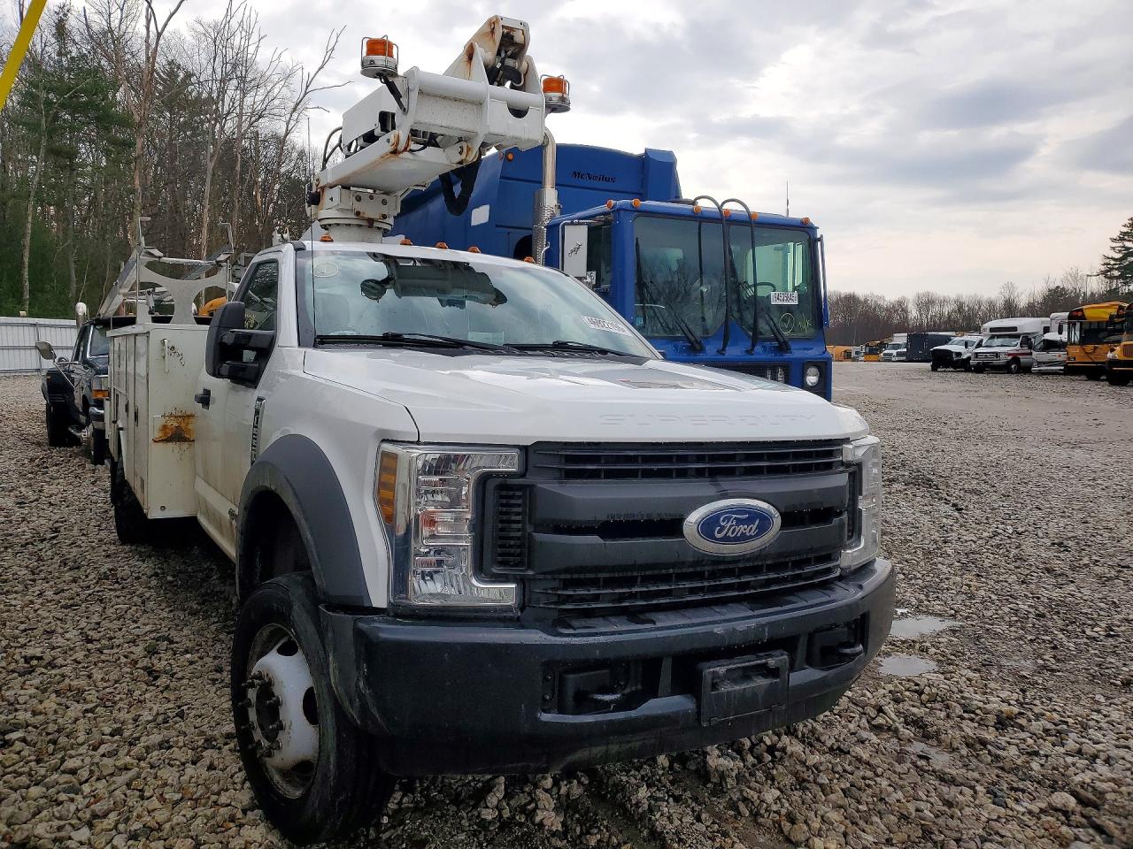 Ford F-550 Super Duty - Dual Rear Wheel