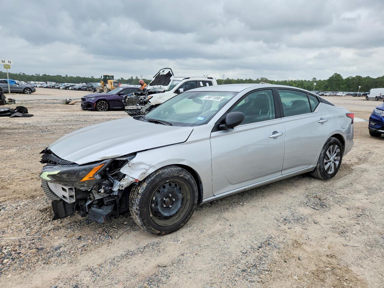 Salvage Nissan Altima Image