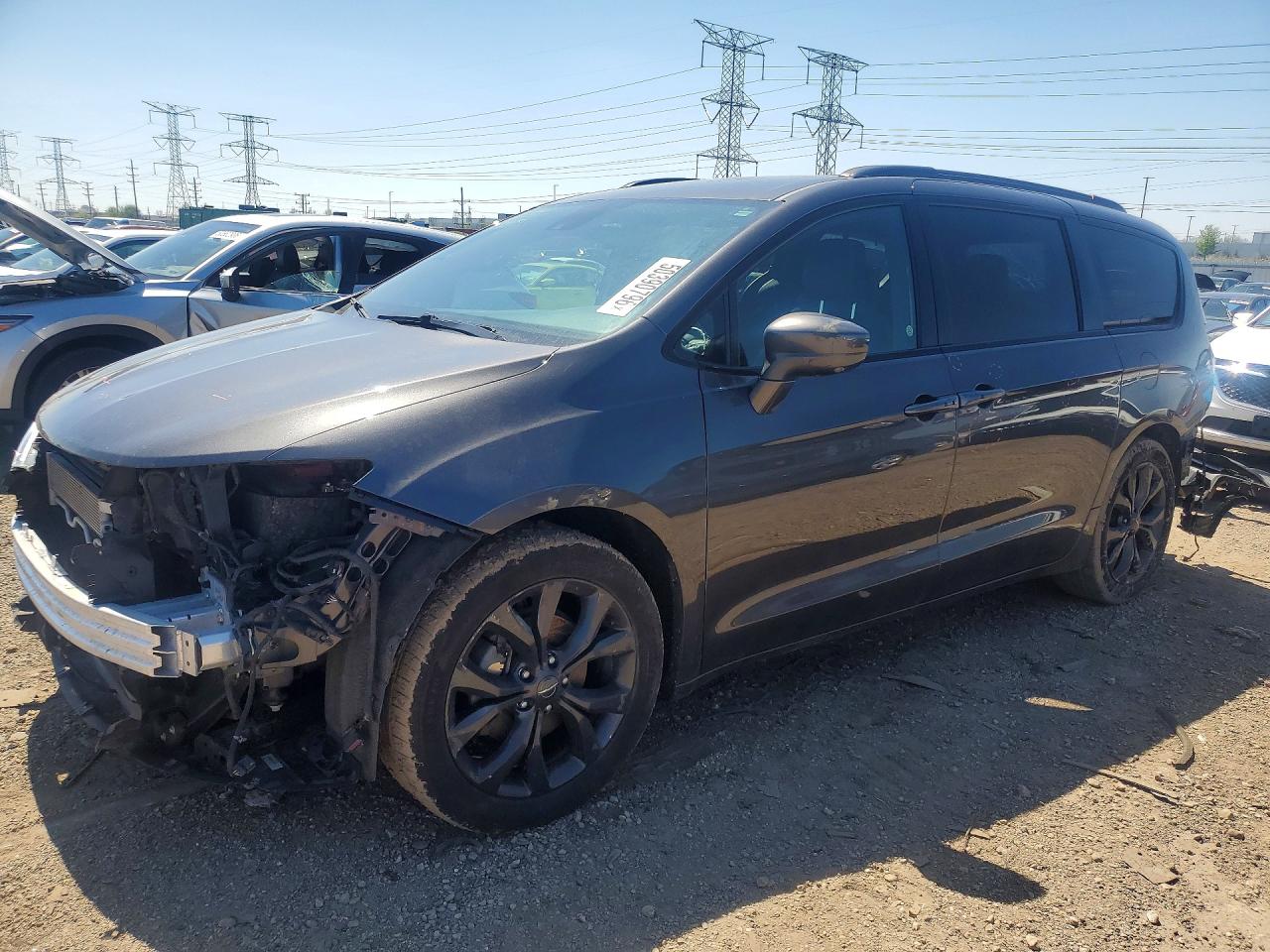 Salvage Chrysler Pacifica Image