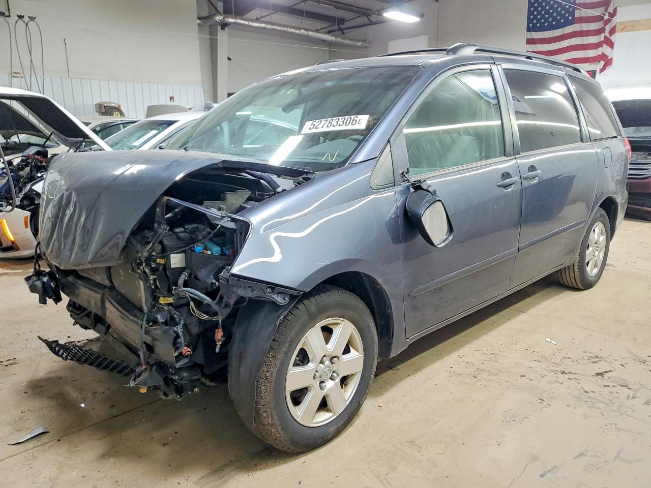 Salvage Toyota Sienna Image