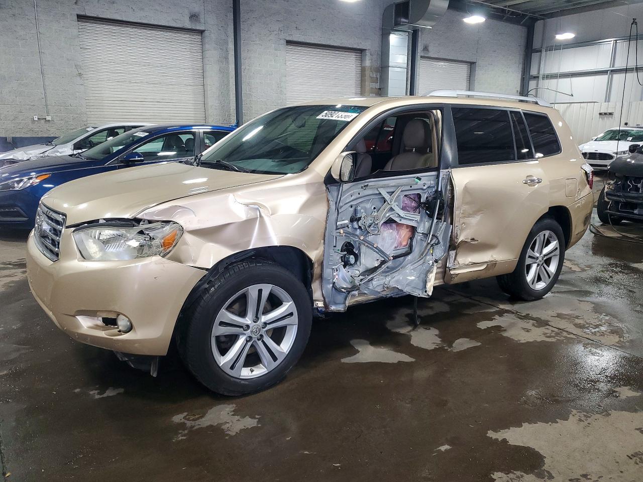 Salvage Toyota Highlander Image
