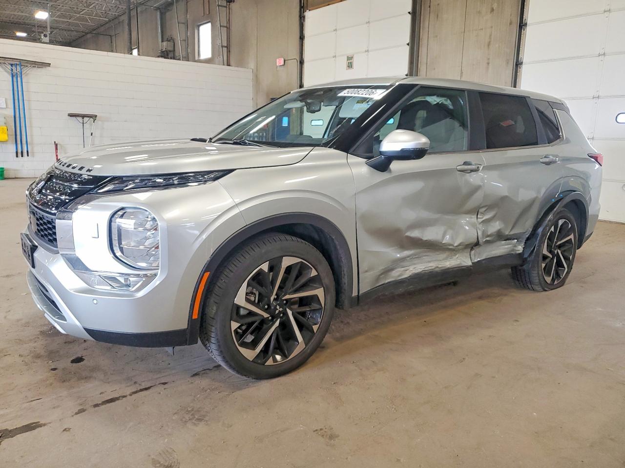 Salvage Mitsubishi Outlander Image