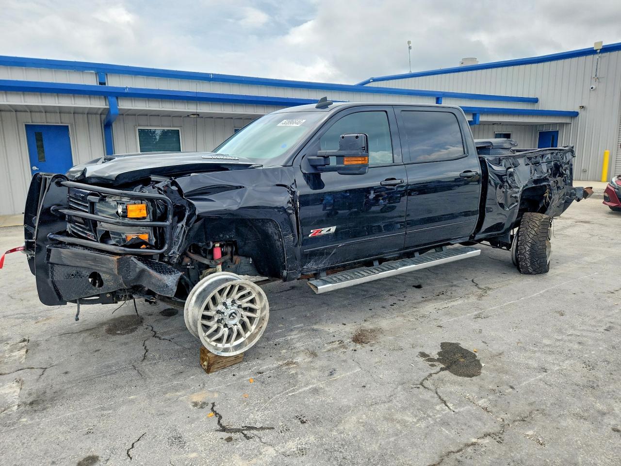 Salvage Chevrolet Silverado Image