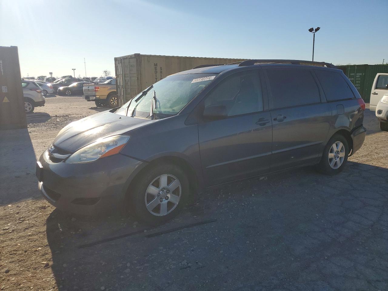 Salvage Toyota Sienna Image