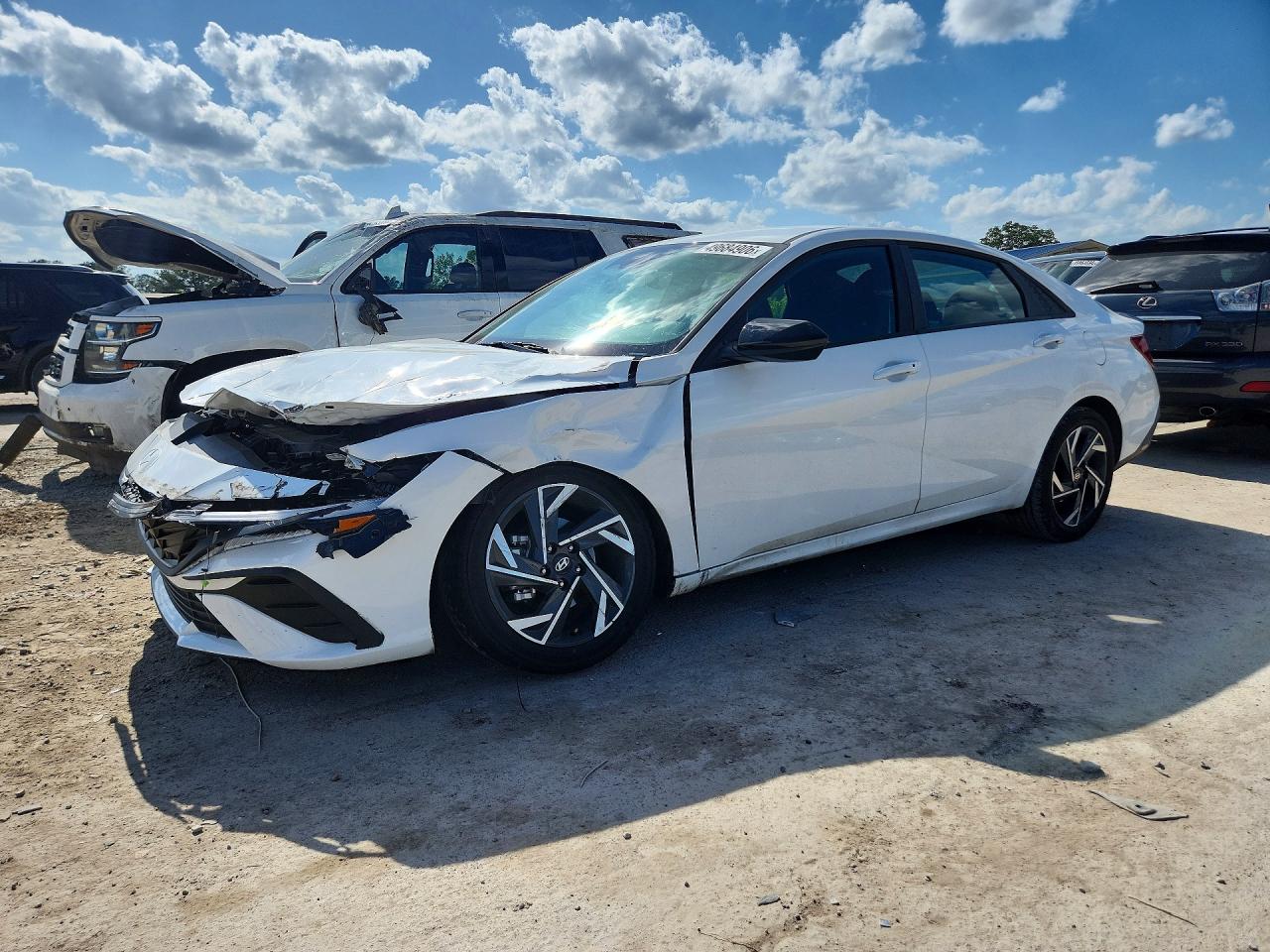 Salvage Hyundai ELANTRA Image
