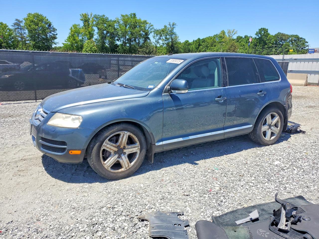 Salvage Volkswagen Touareg Image
