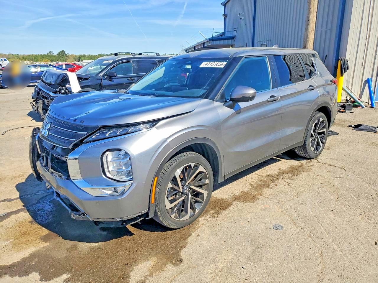 Salvage Mitsubishi Outlander Image
