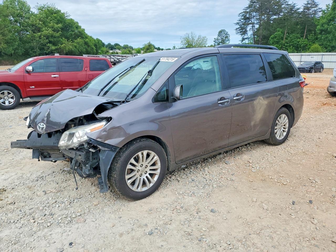 Salvage Toyota Sienna Image