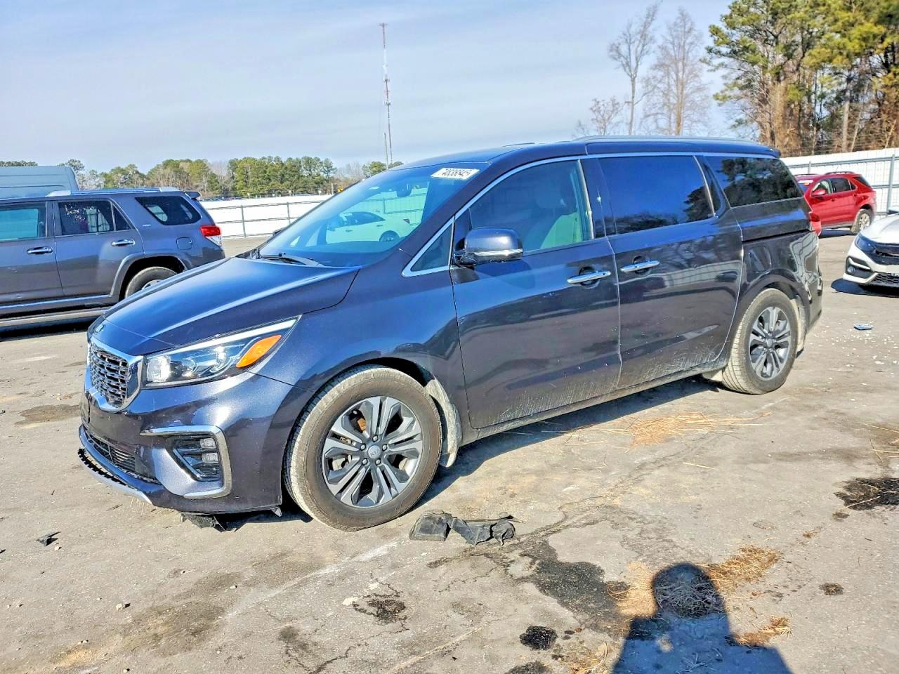 Salvage Kia Sedona Image