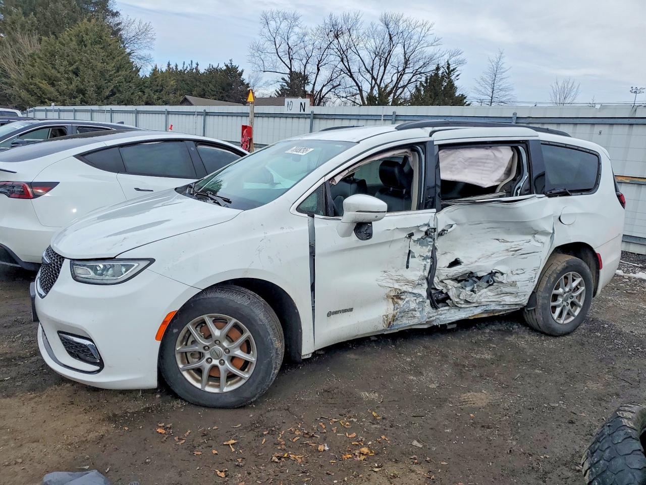 Salvage Chrysler Pacifica Image