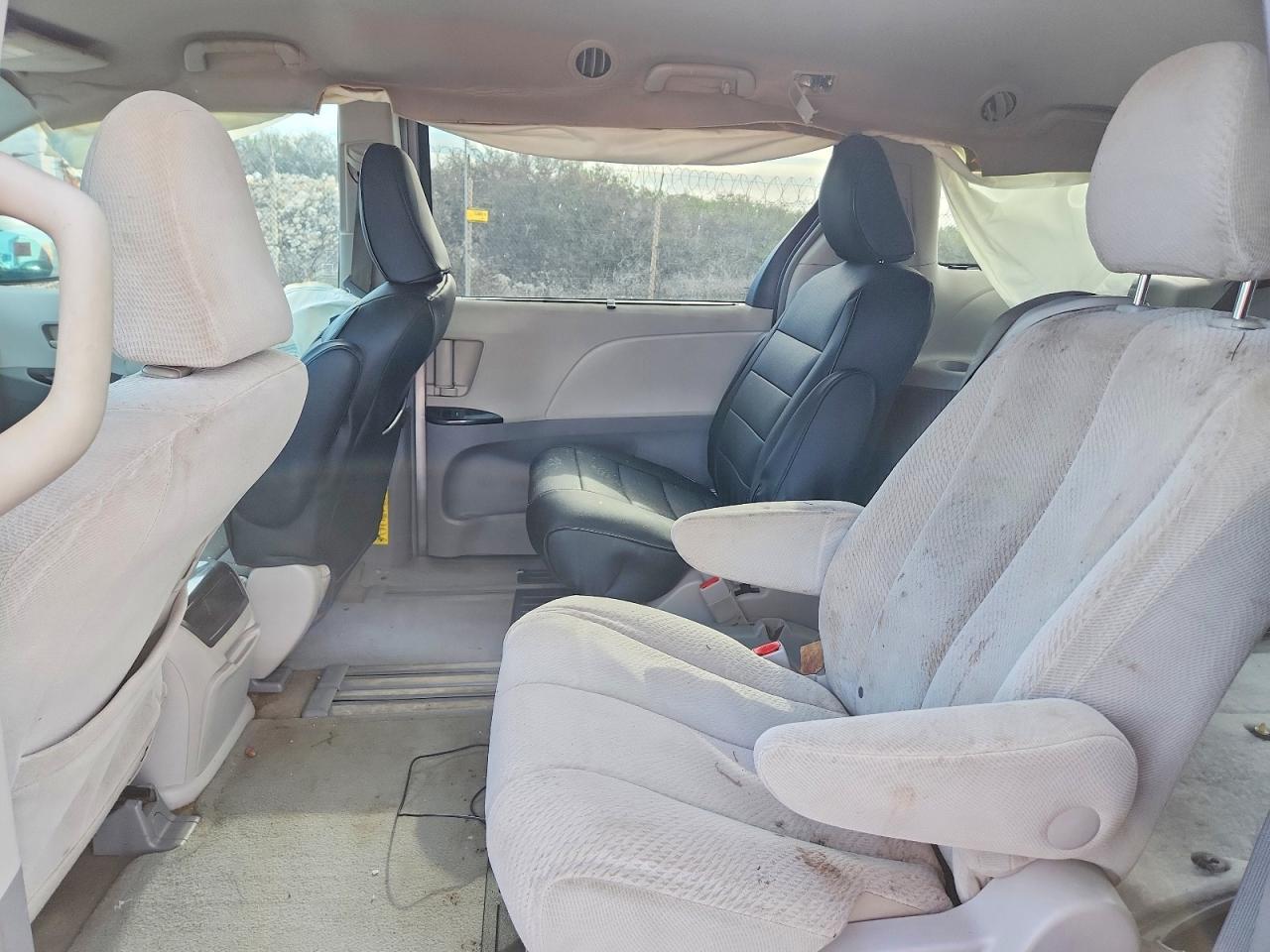 Toyota Sienna Le 8-passenger