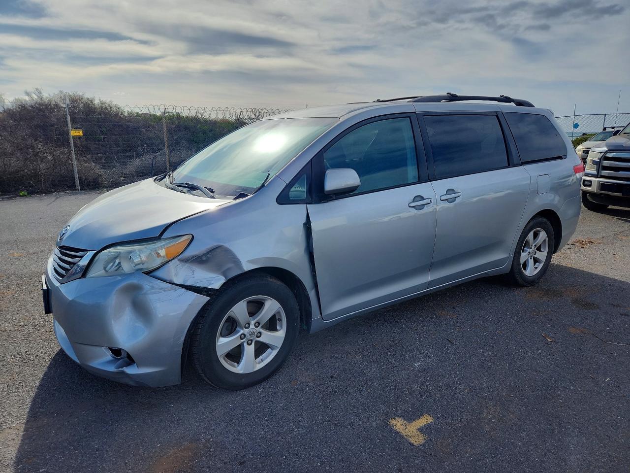Salvage Toyota Sienna Image