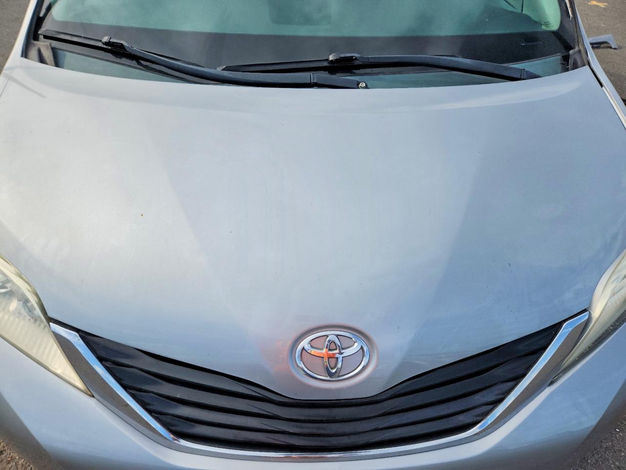 Toyota Sienna Le 8-passenger