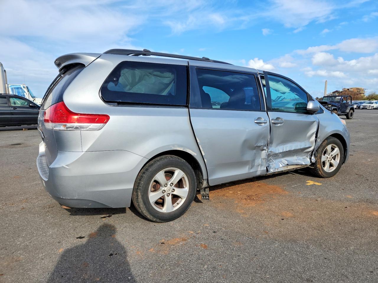 Toyota Sienna Le 8-passenger