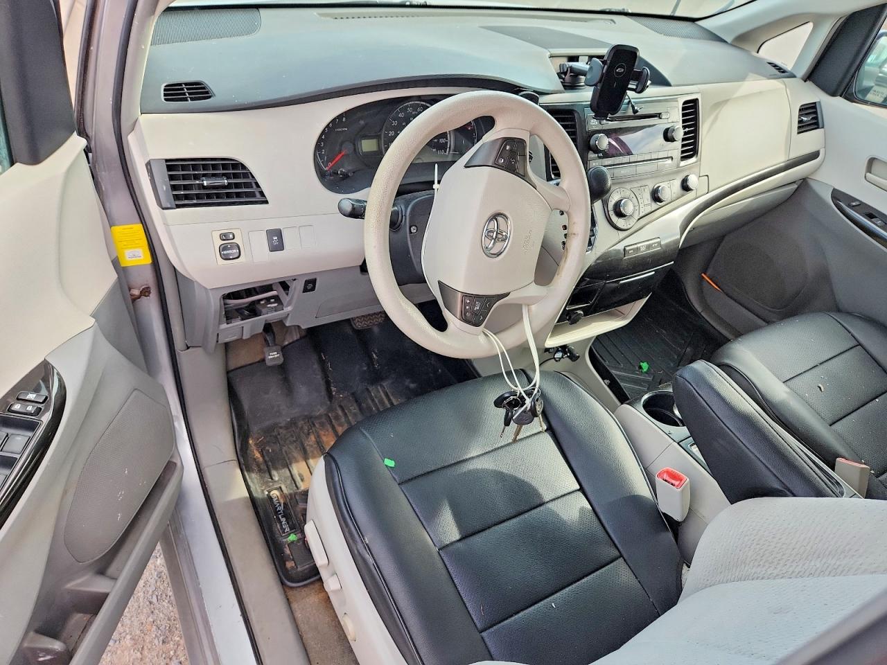 Toyota Sienna Le 8-passenger