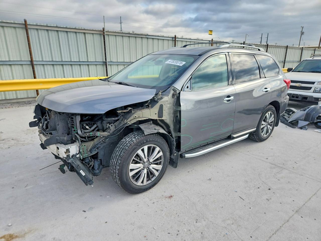 Salvage Nissan Pathfinder Image