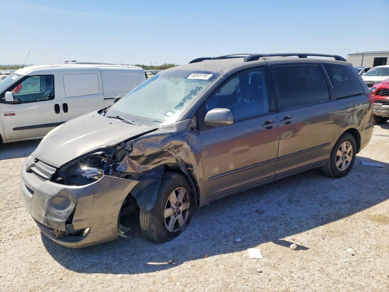 Salvage Toyota Sienna Image