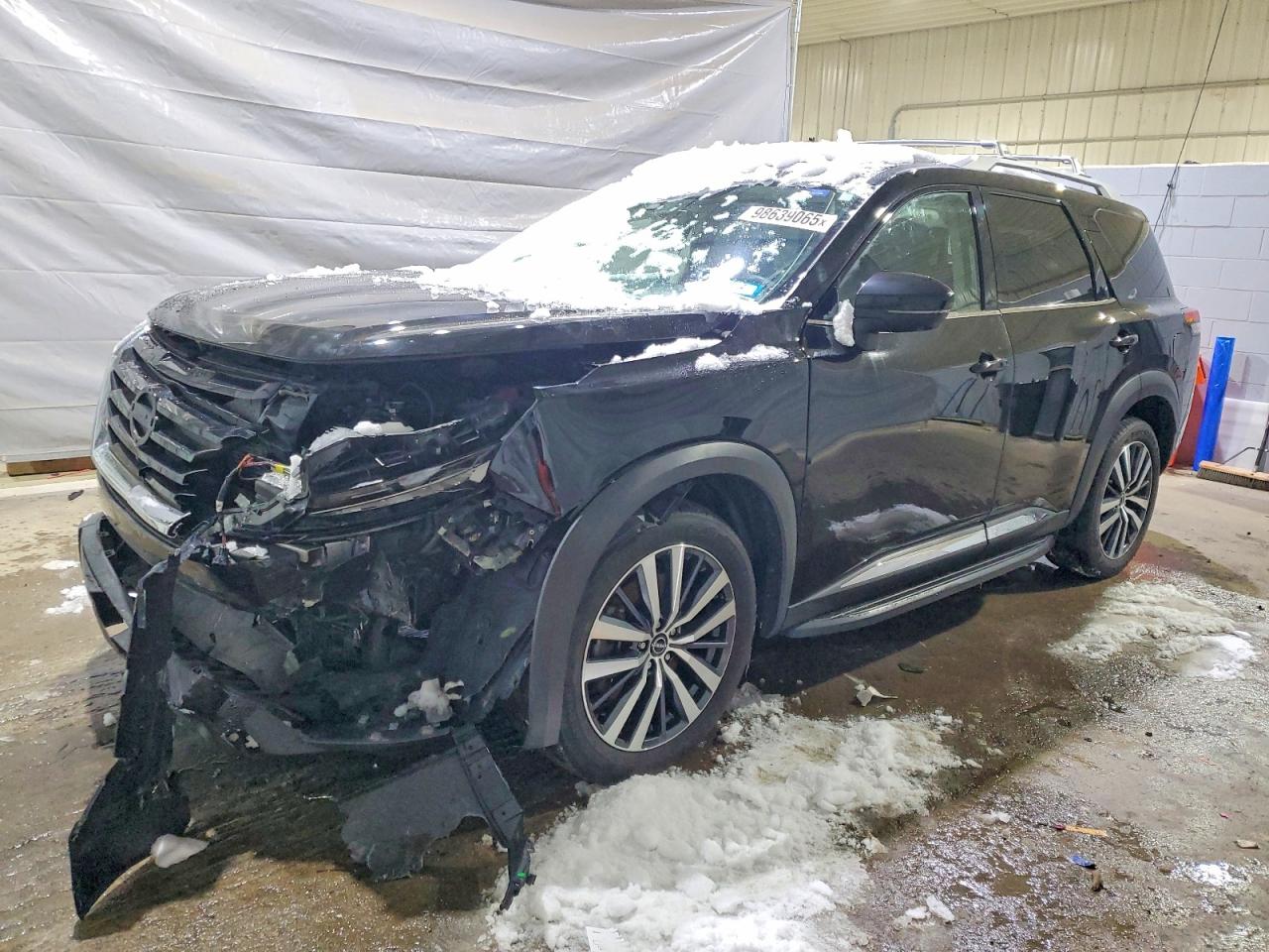Salvage Nissan Pathfinder Image