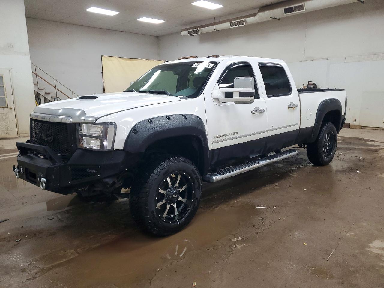 Salvage GMC Sierra Image