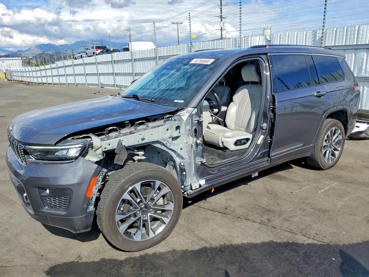 Salvage Jeep Grandrokee Image