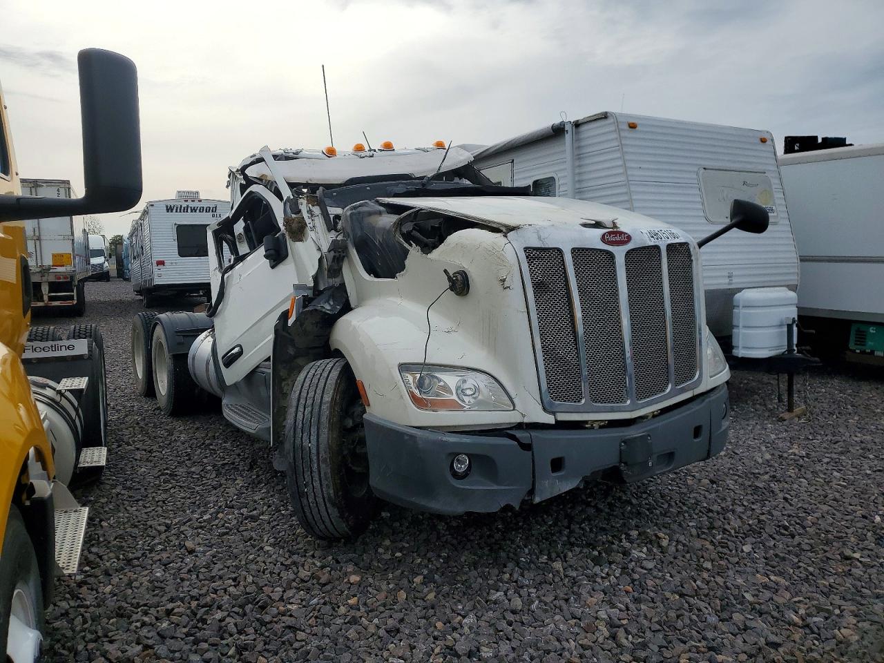 Salvage Peterbilt 579 Image