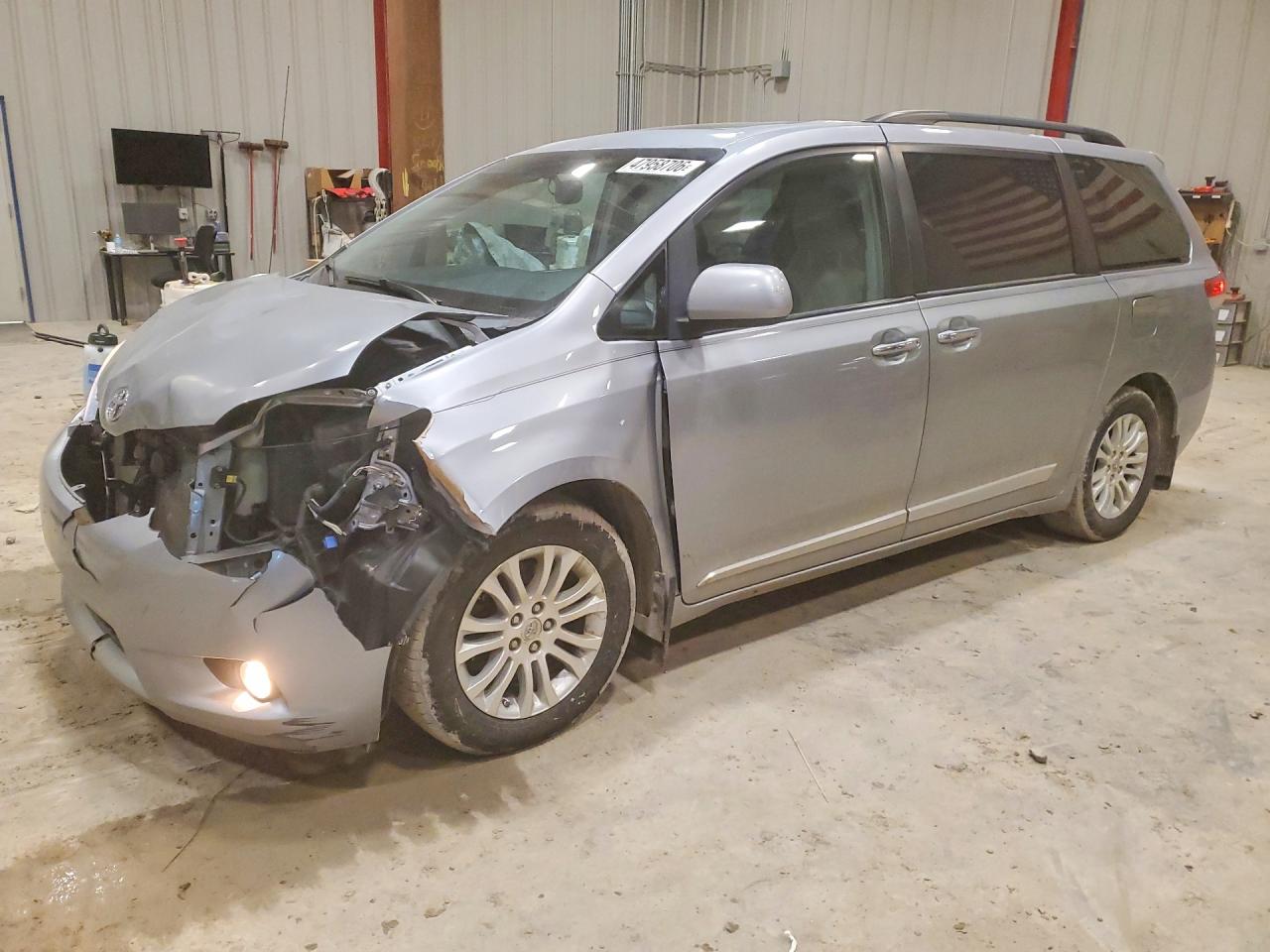 Salvage Toyota Sienna Image