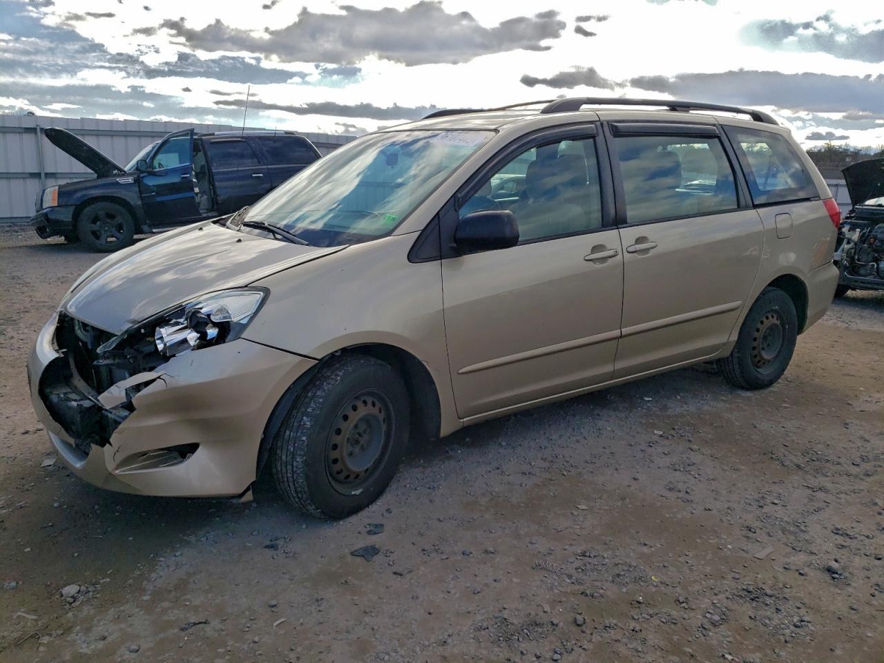 Salvage Toyota Sienna Image