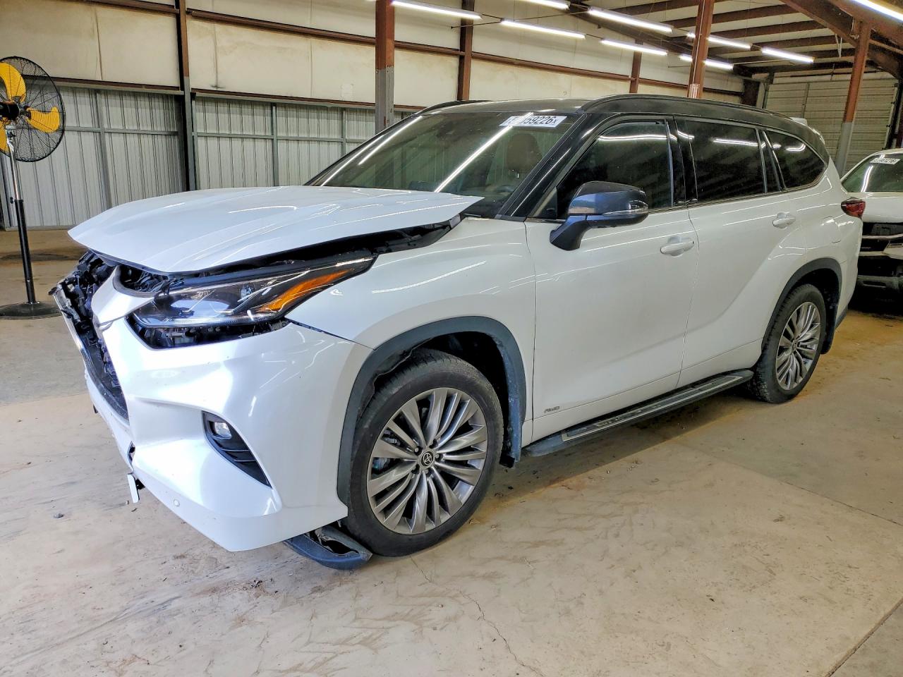Salvage Toyota Highlander Image