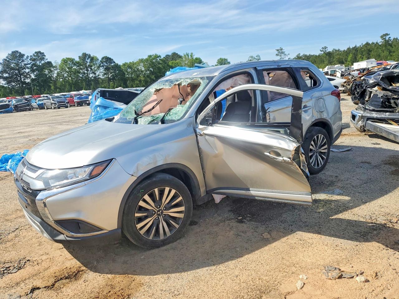 Salvage Mitsubishi Outlander Image
