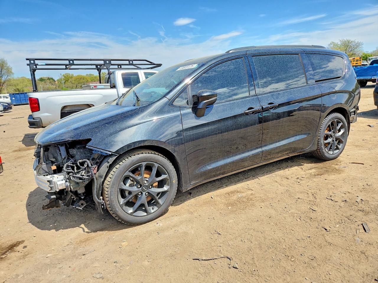 Salvage Chrysler Pacifica Image