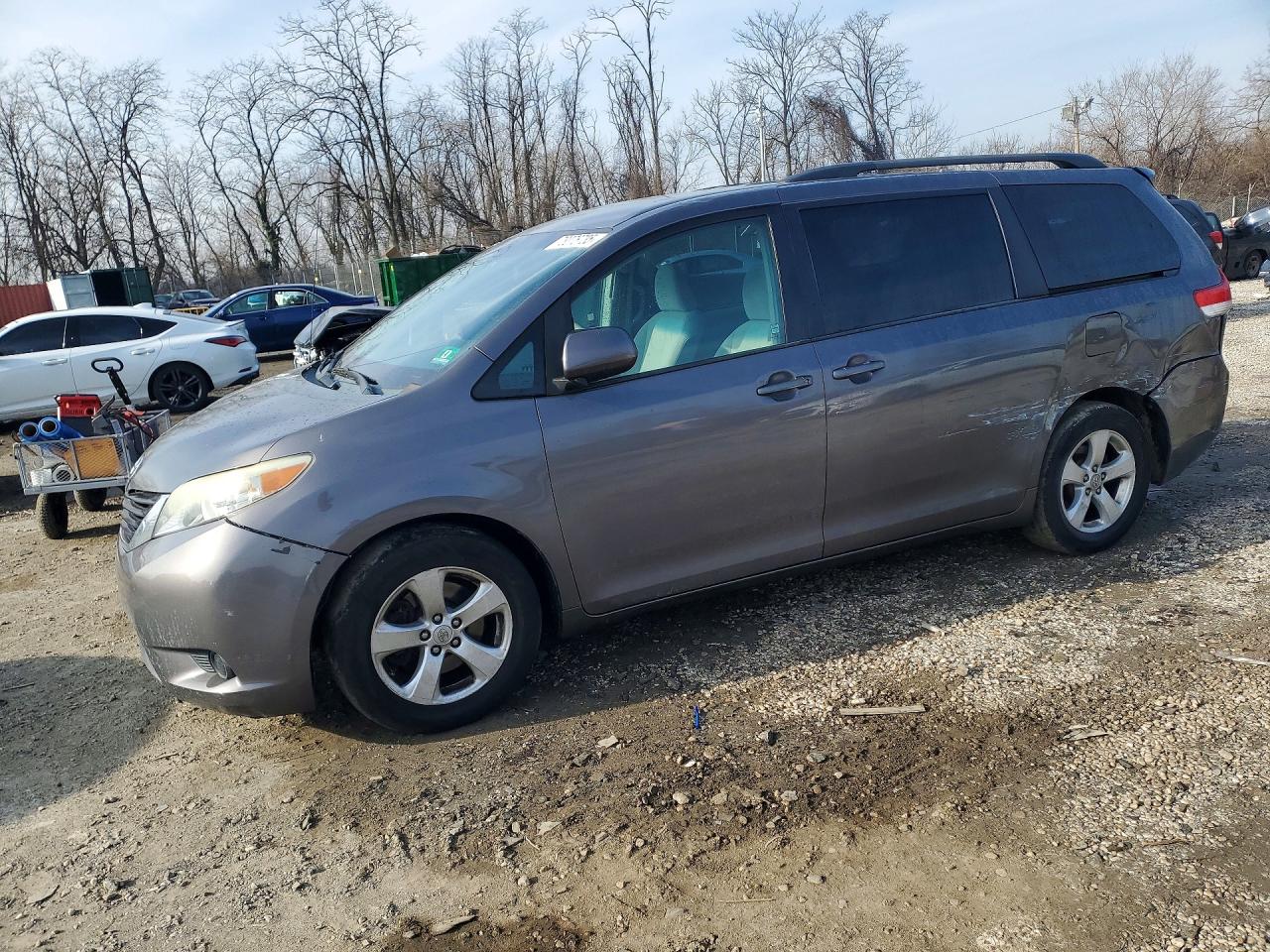 Salvage Toyota Sienna Image
