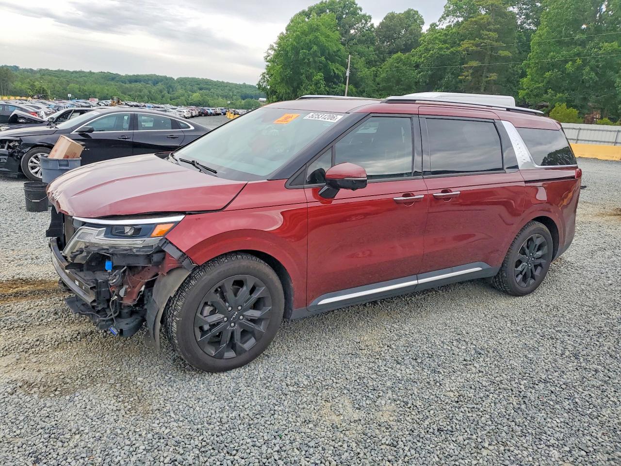 Salvage Kia Carnival Image