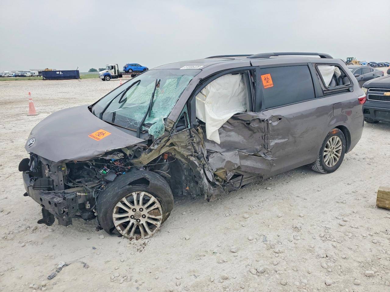 Salvage Toyota Sienna Image