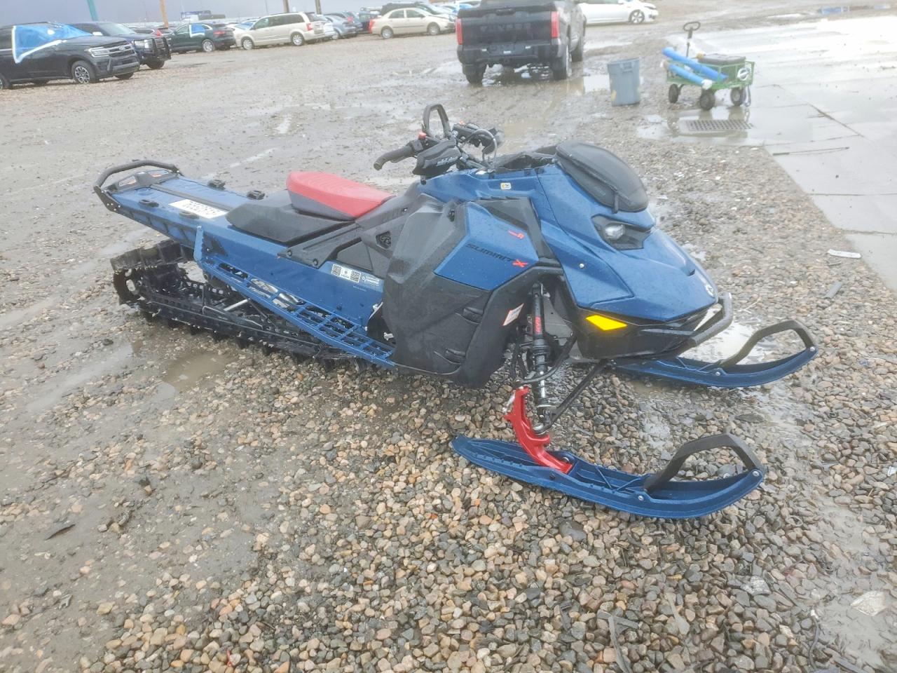 Salvage Ski-doo Summit 850 Image
