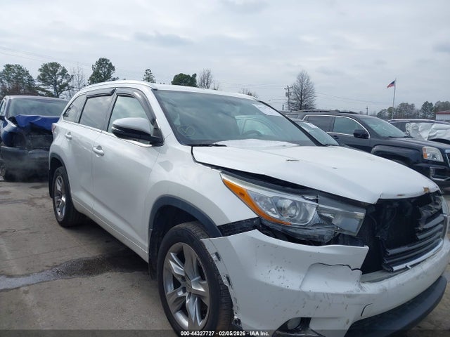 Salvage Toyota Highlander Image