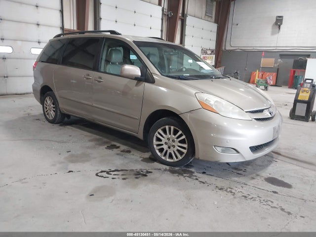 Salvage Toyota Sienna Image