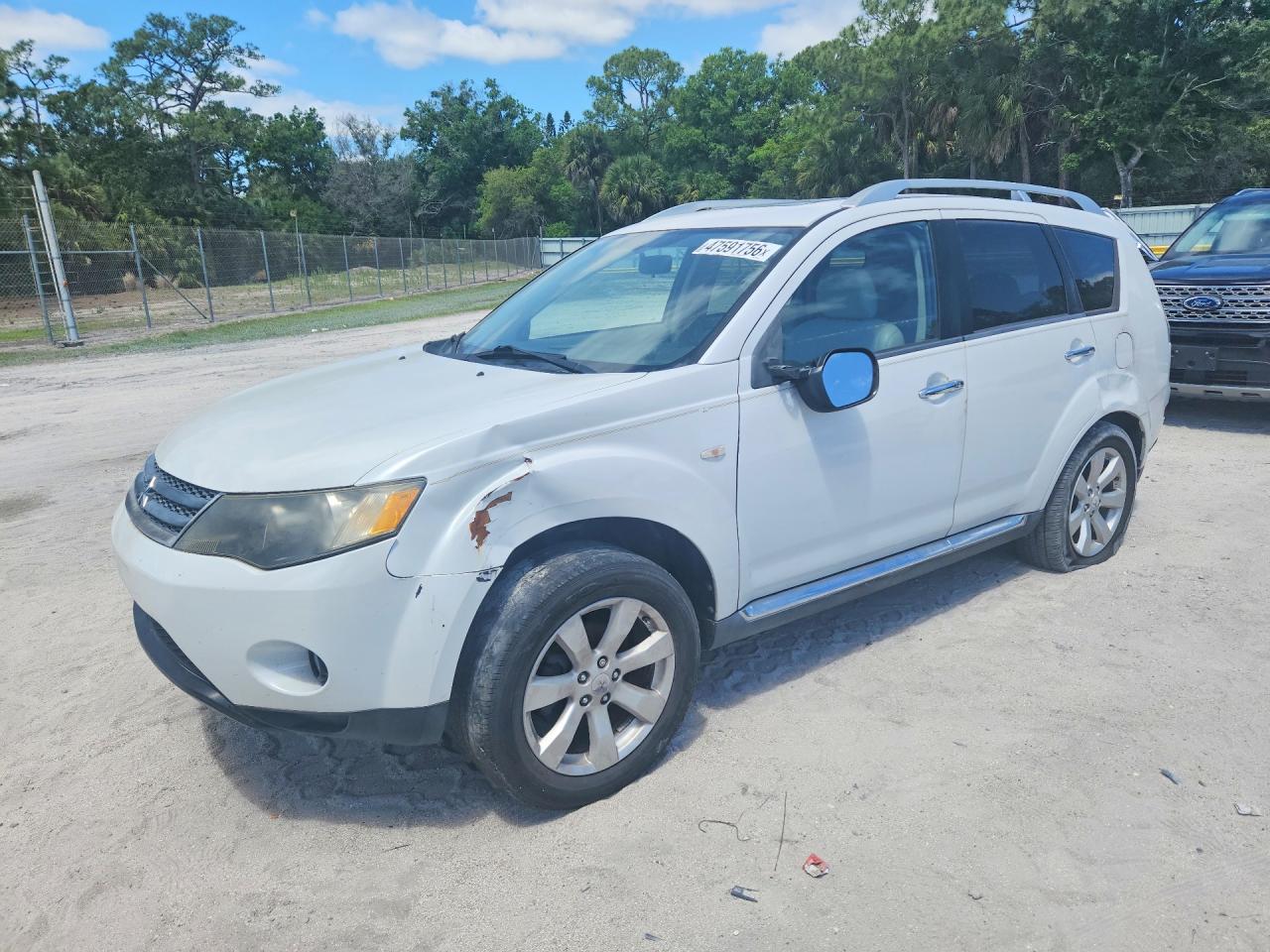 Salvage Mitsubishi Outlander Image