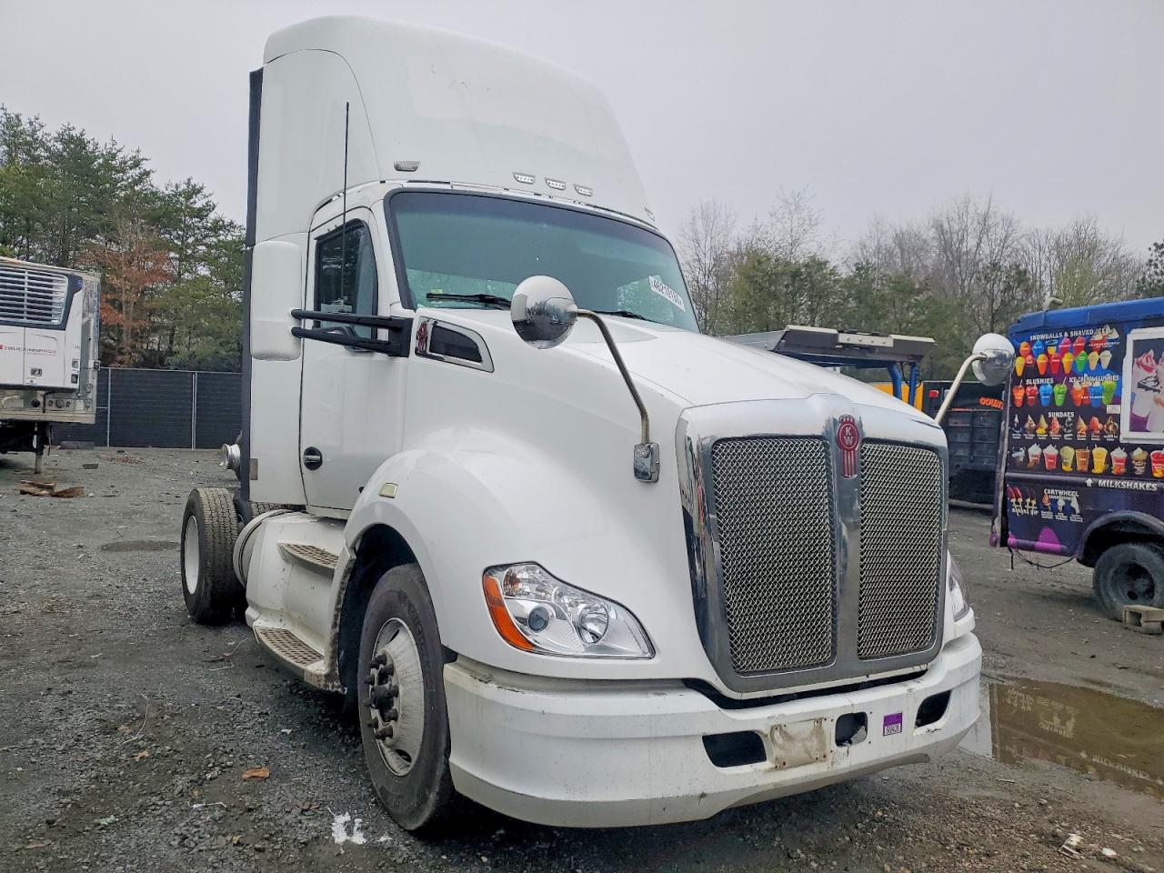 Salvage Kenworth Construction Image
