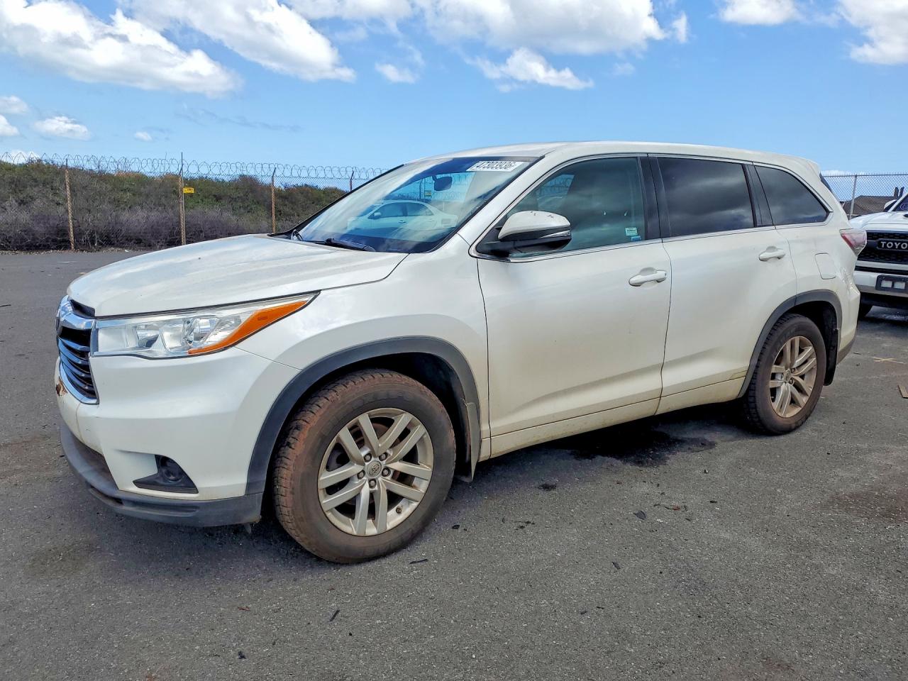 Salvage Toyota Highlander Image