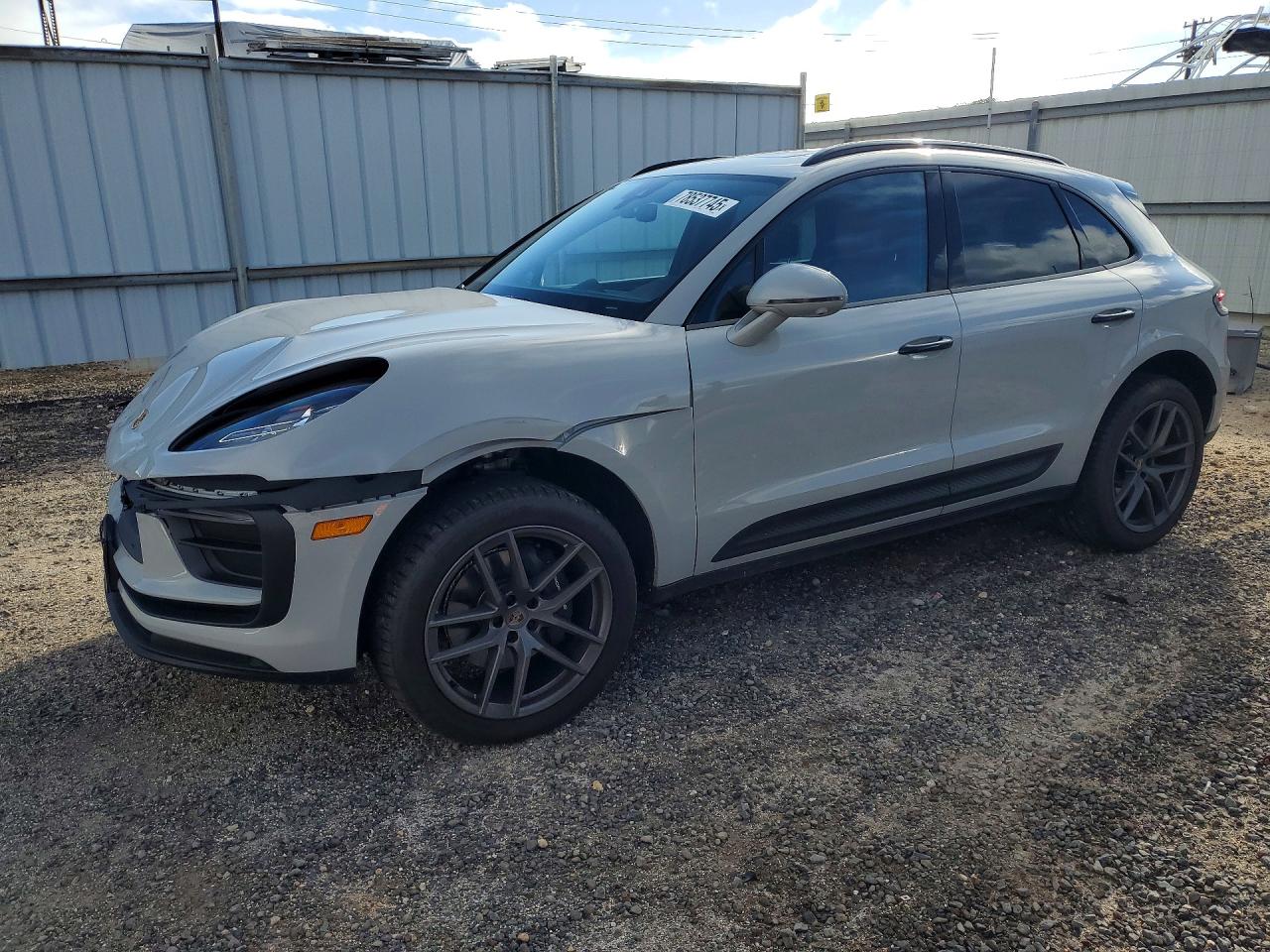 Salvage Porsche Macan Base Image