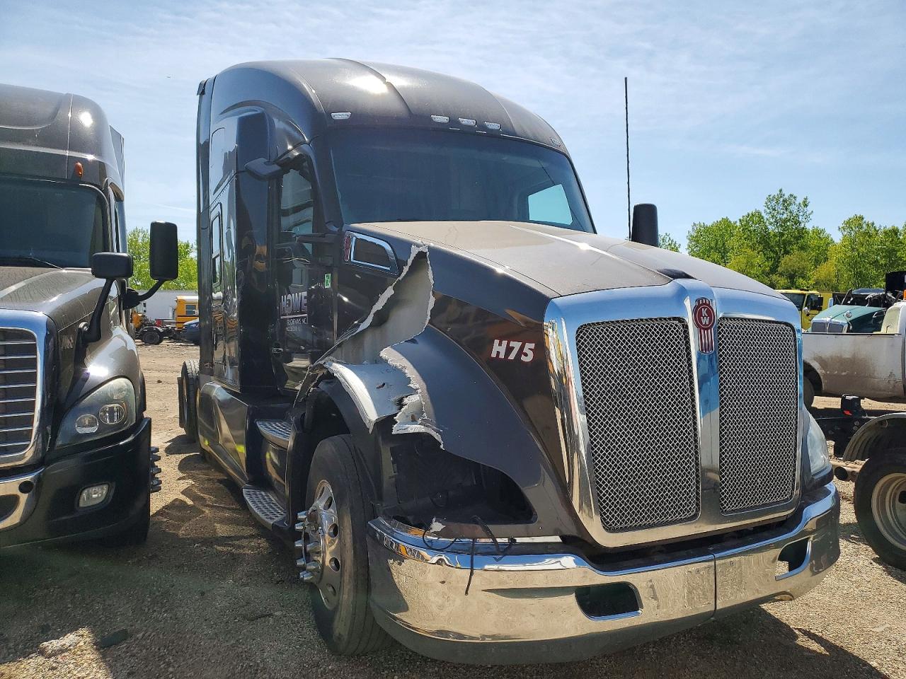 Salvage Kenworth Construction Image