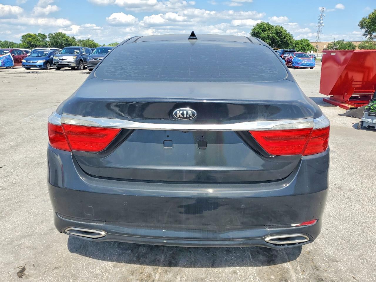 Kia K900 Luxury V8